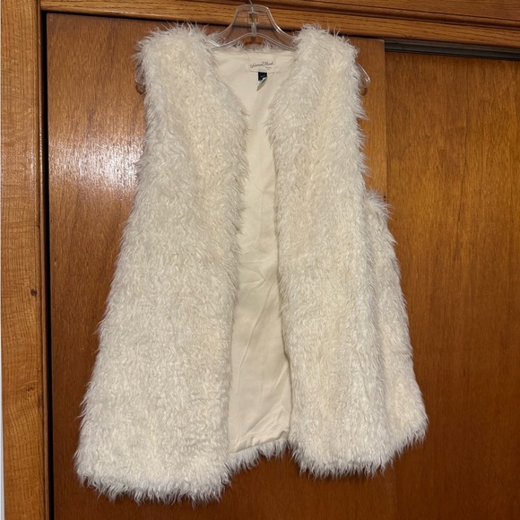 Universal Thread Ivory faux fur vest - Picture 2 of 4